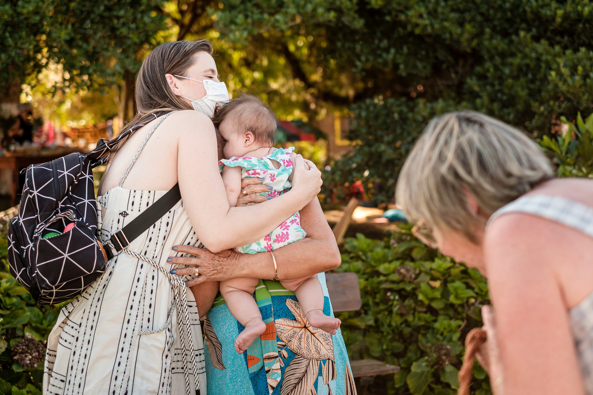 convidados abraçando no aniversário
