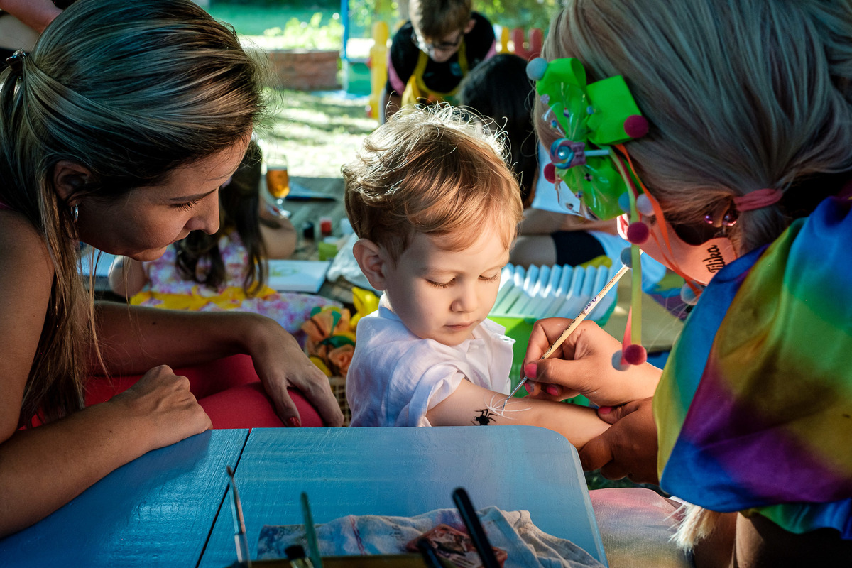 criança recebendo pintura corporal