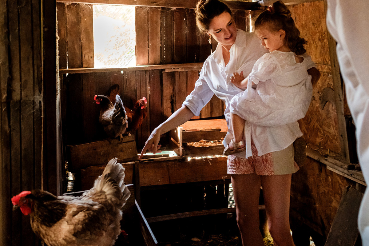 mãe e filha no galinheiro