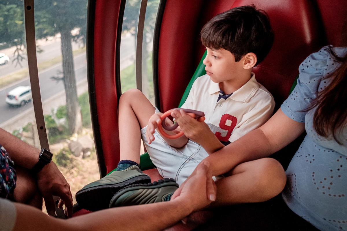 criança no bondinho na aldeia do papai noel