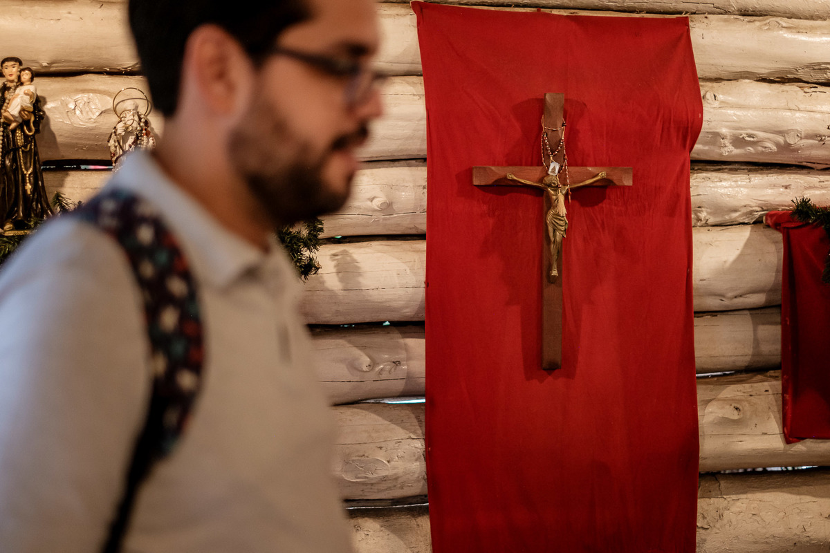 fé na igreja da aldeia do papai noel