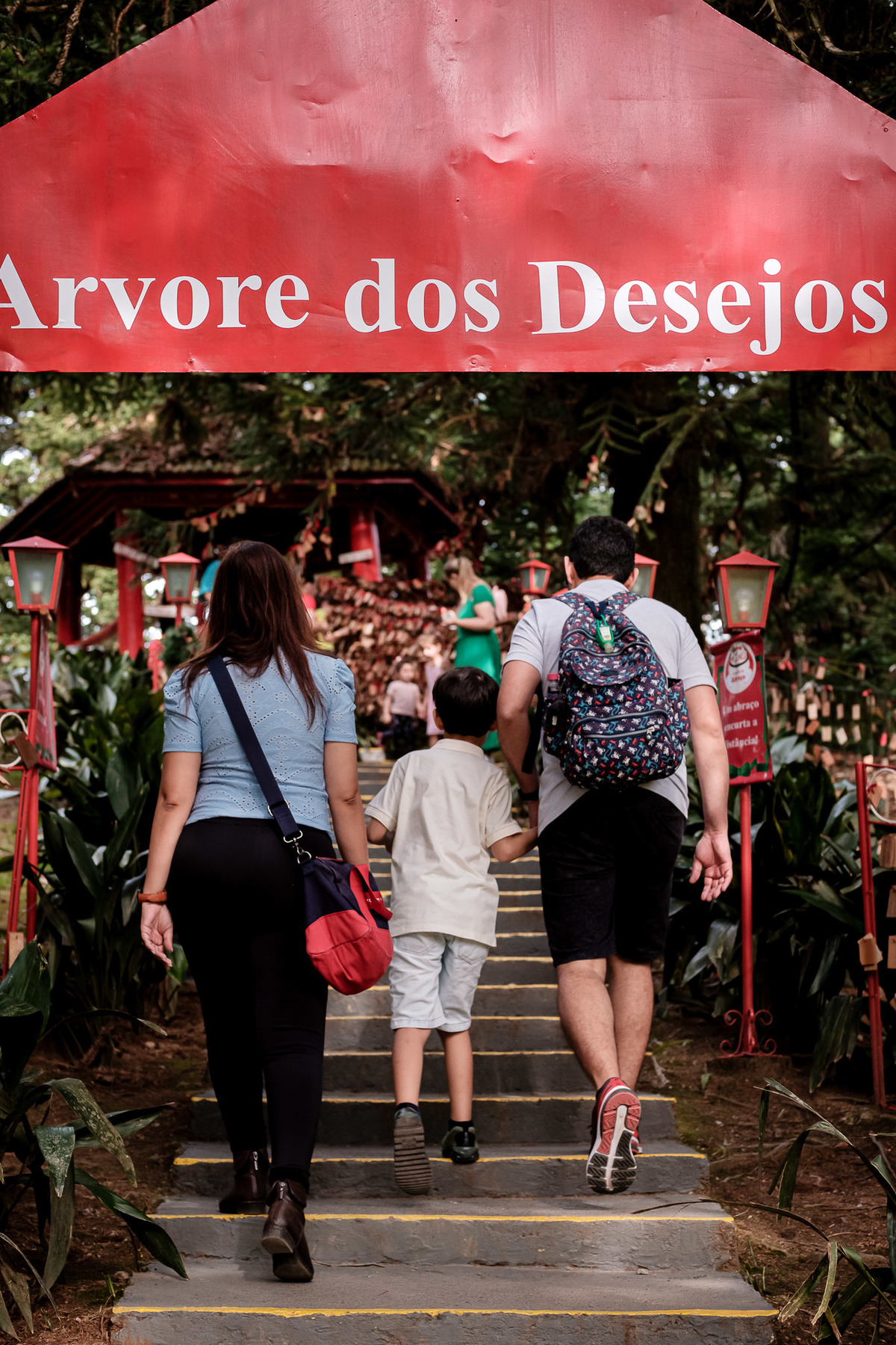 família faz pedidos na aldeia do papai noel