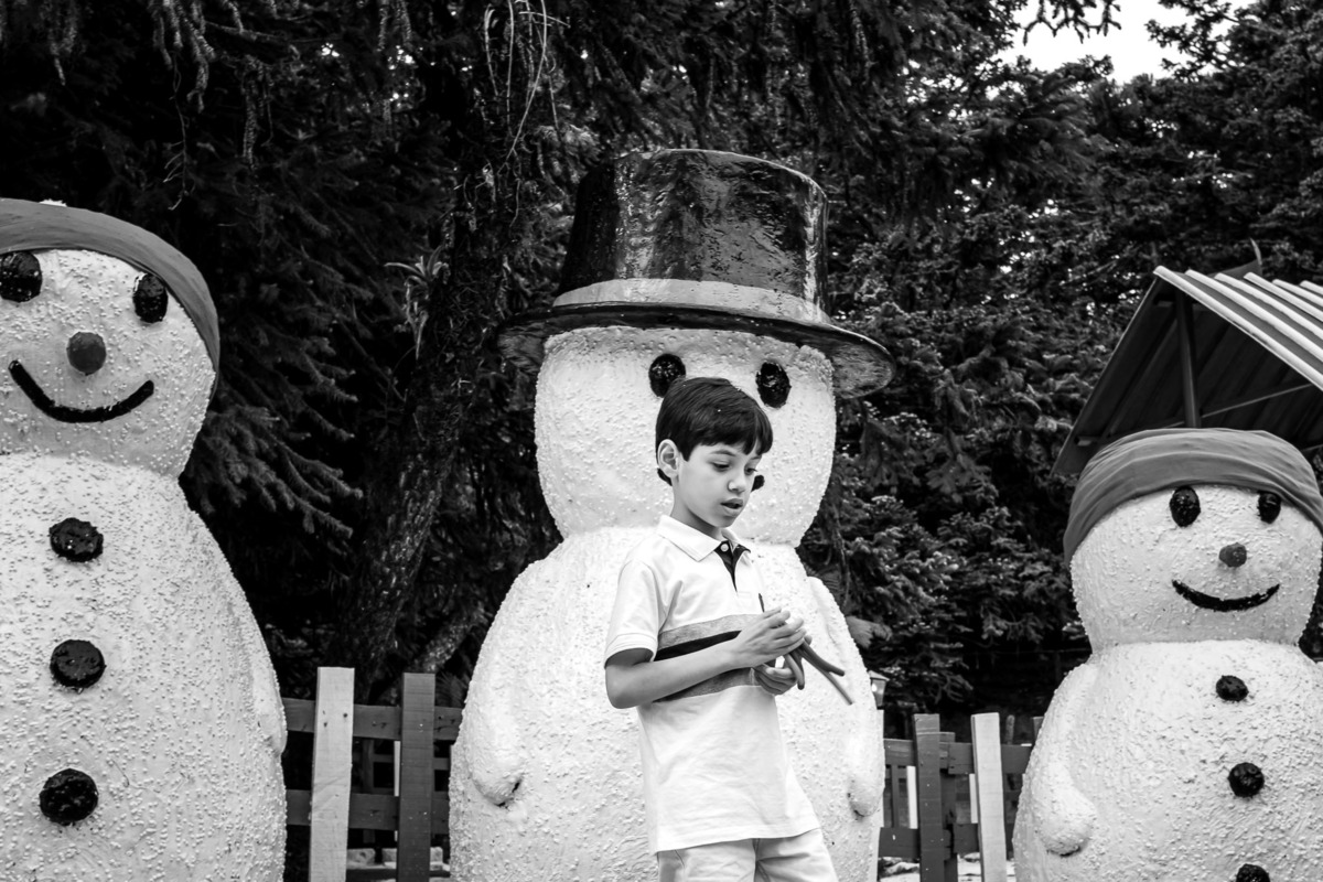 menino e os bonecos de neve