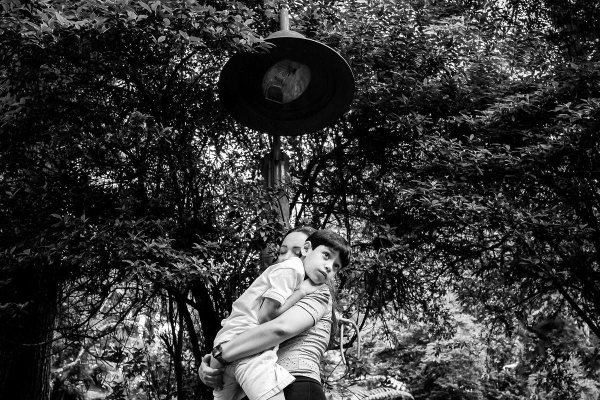 pai e filho lago negro gramado