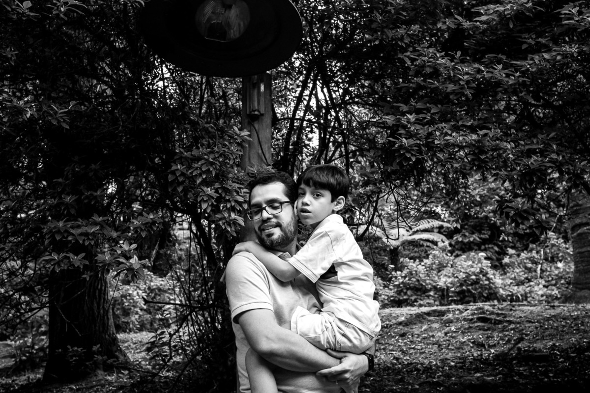 pai e filho lago negro gramado