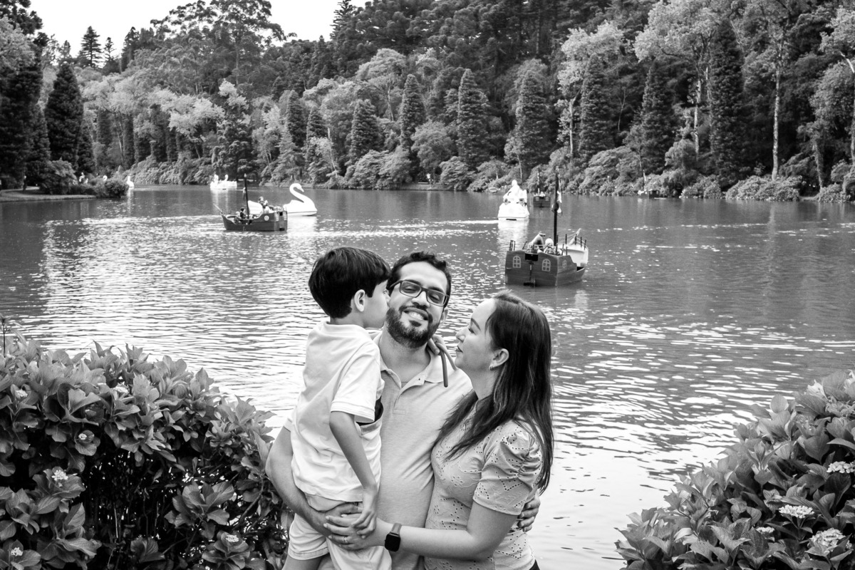 família passeia no lago negro gramado