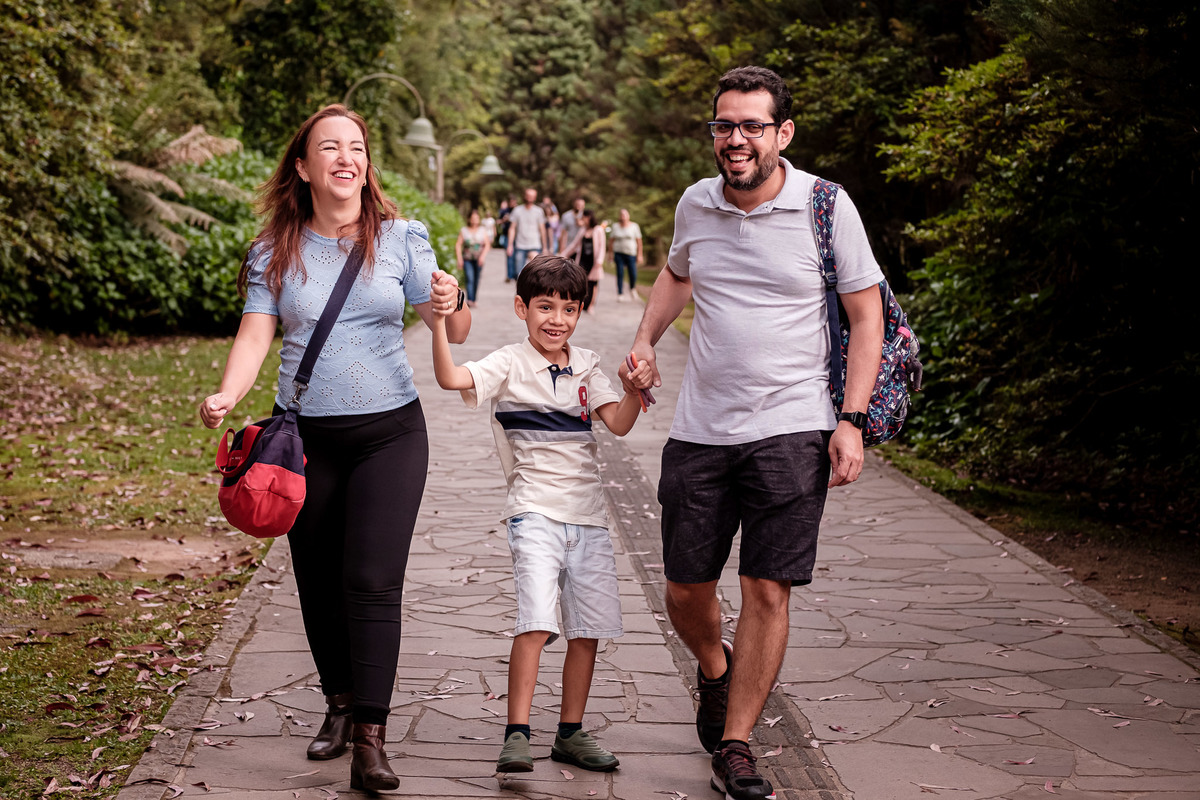 família caminhando na calçada do lago negro gramado