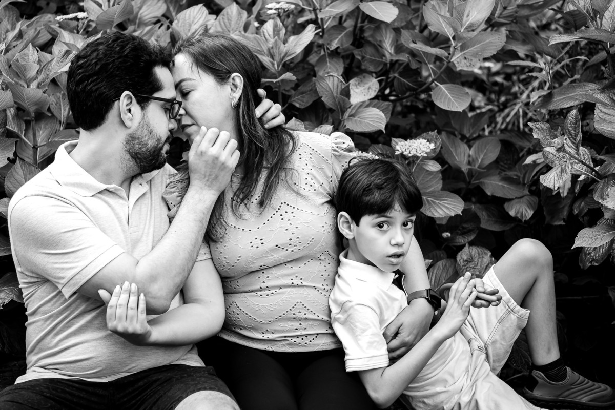 família descansa lago negro gramado
