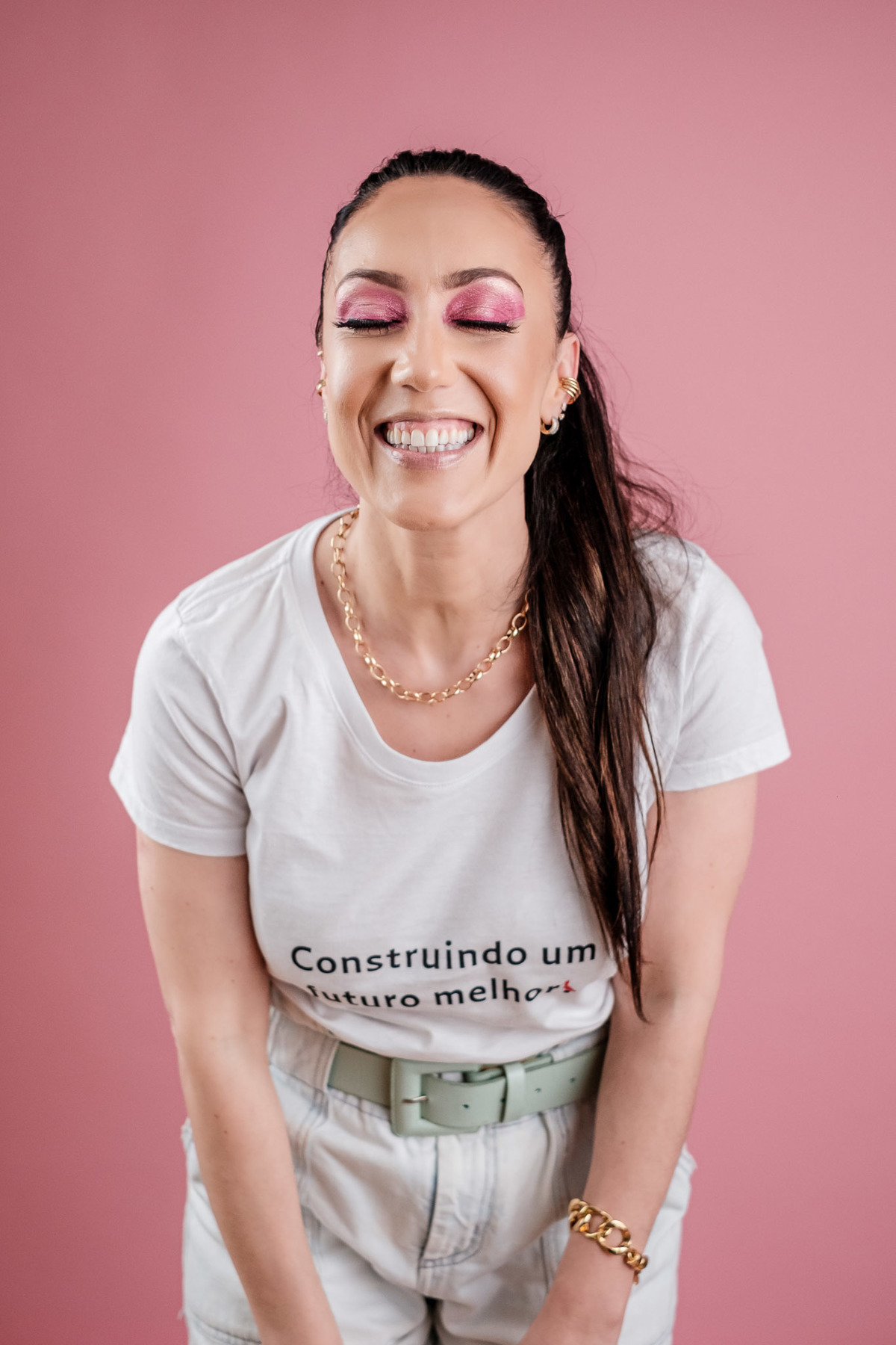 mulher sorrindo feliz para a câmera com os olhos fechados