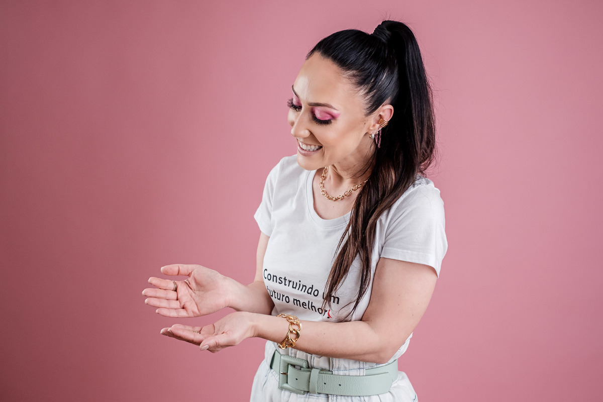 mulher olhando para as maos