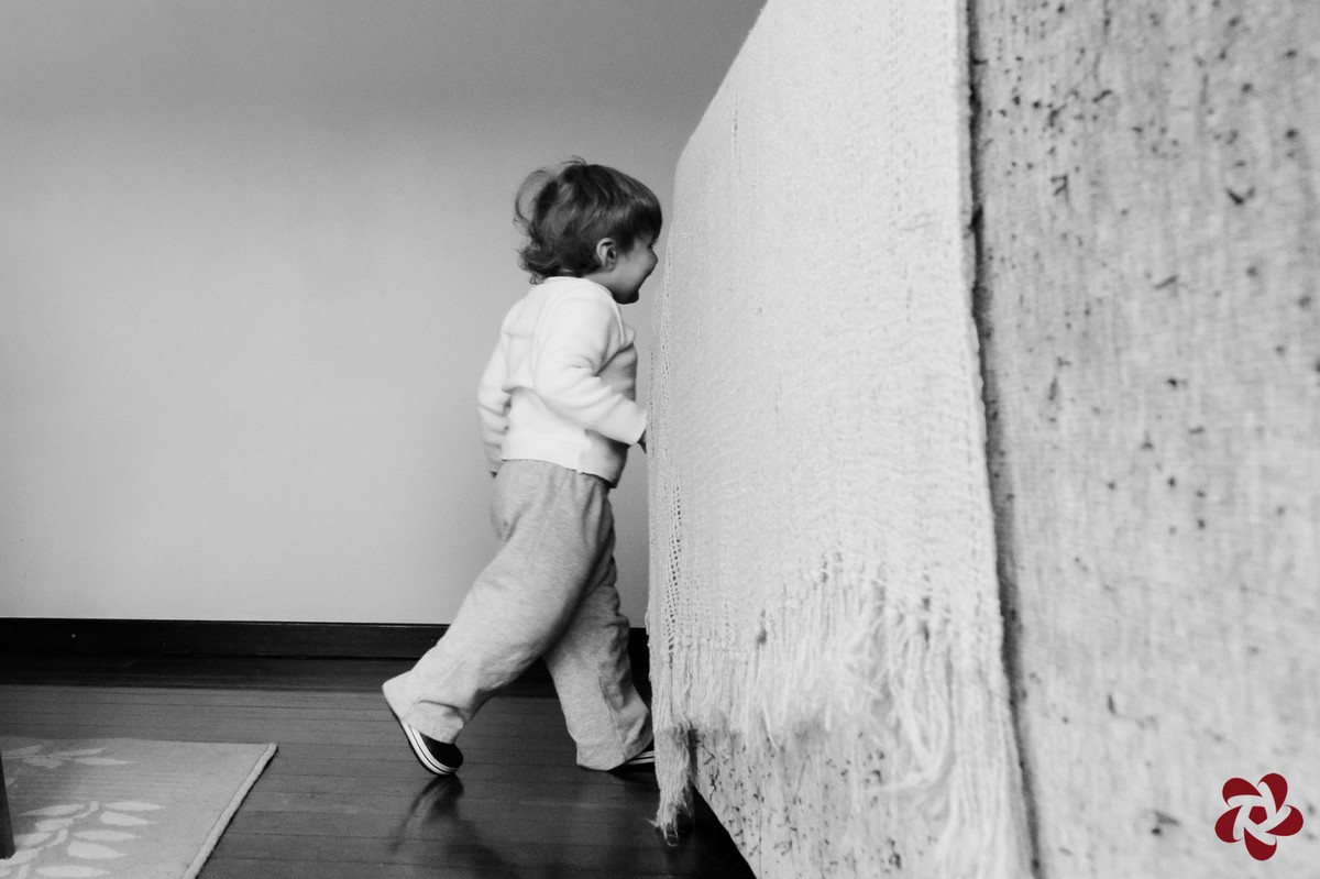 Otávio corre para a sala de estar com um sorriso no rosto.