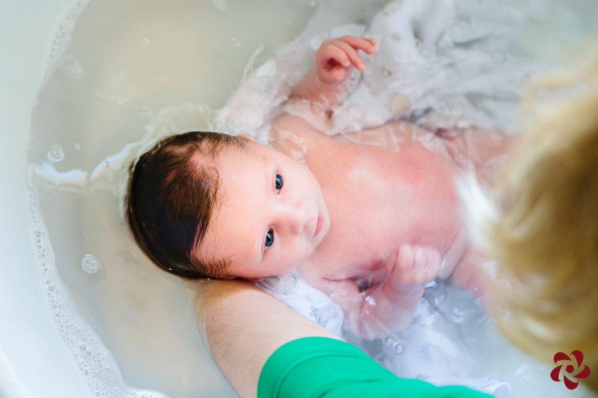 Júlia está na banheira aproveitando o banho