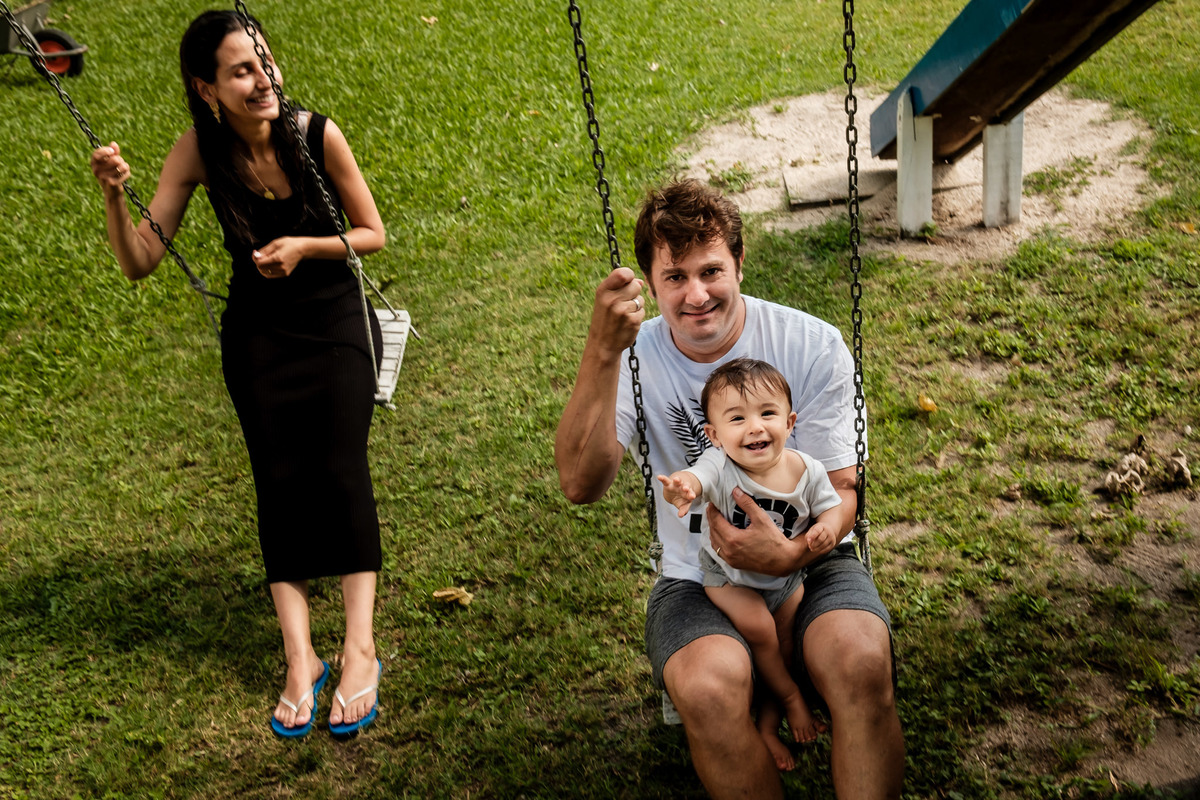 pais no balanço com o filho