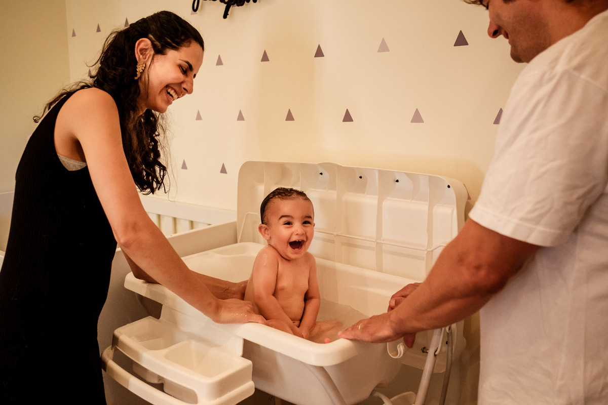 bebe tomando banho sorrindo