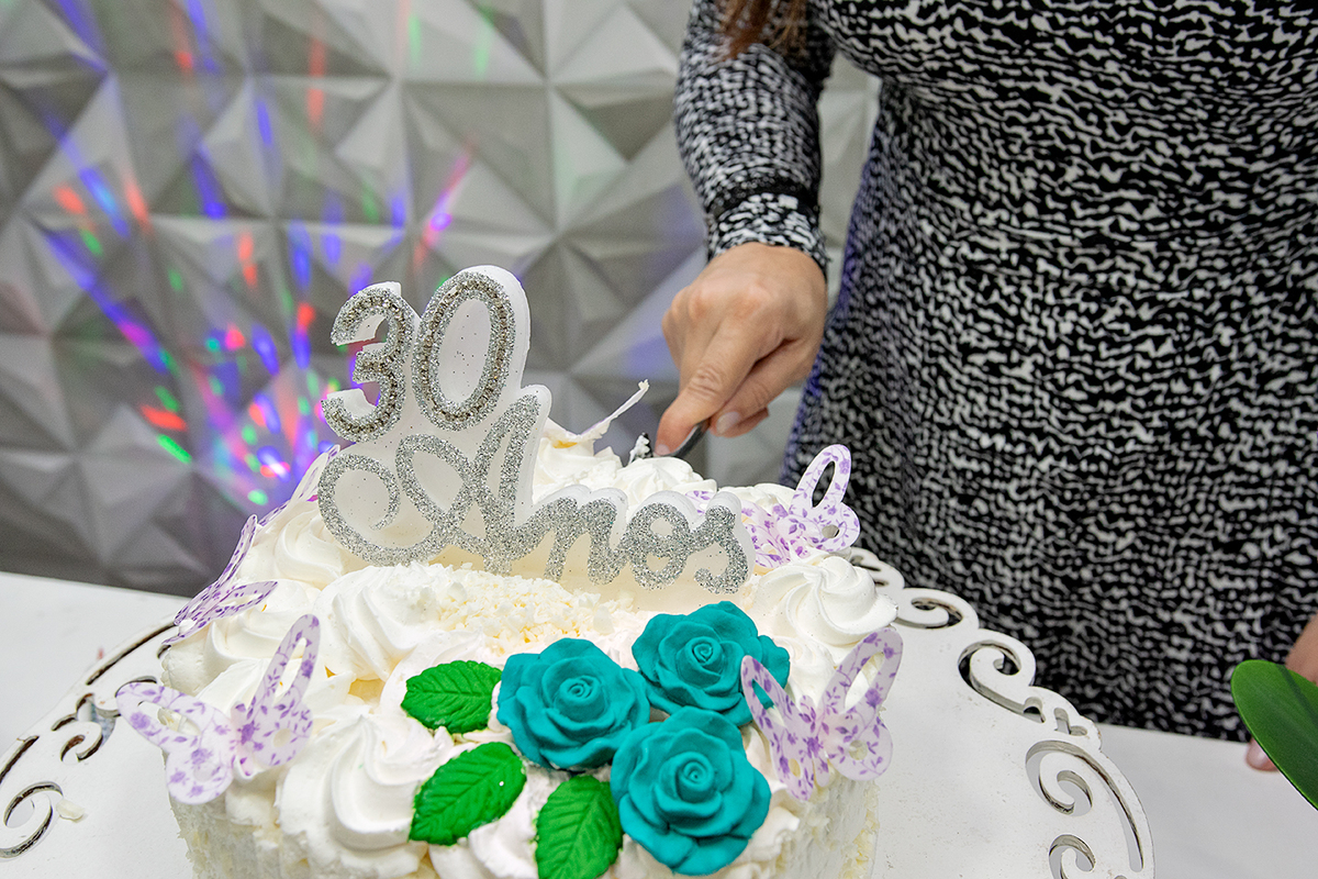 Cortando obolo de aniversário