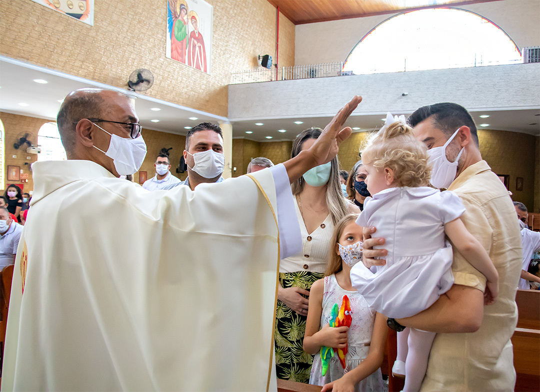 Recebendo a benção do padre