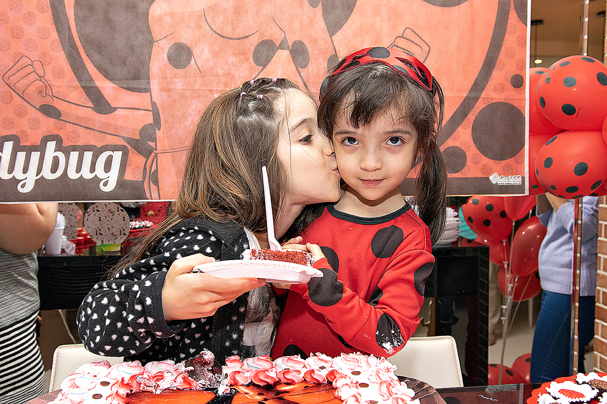 Primeiro pedaço do bolo entre irmãs