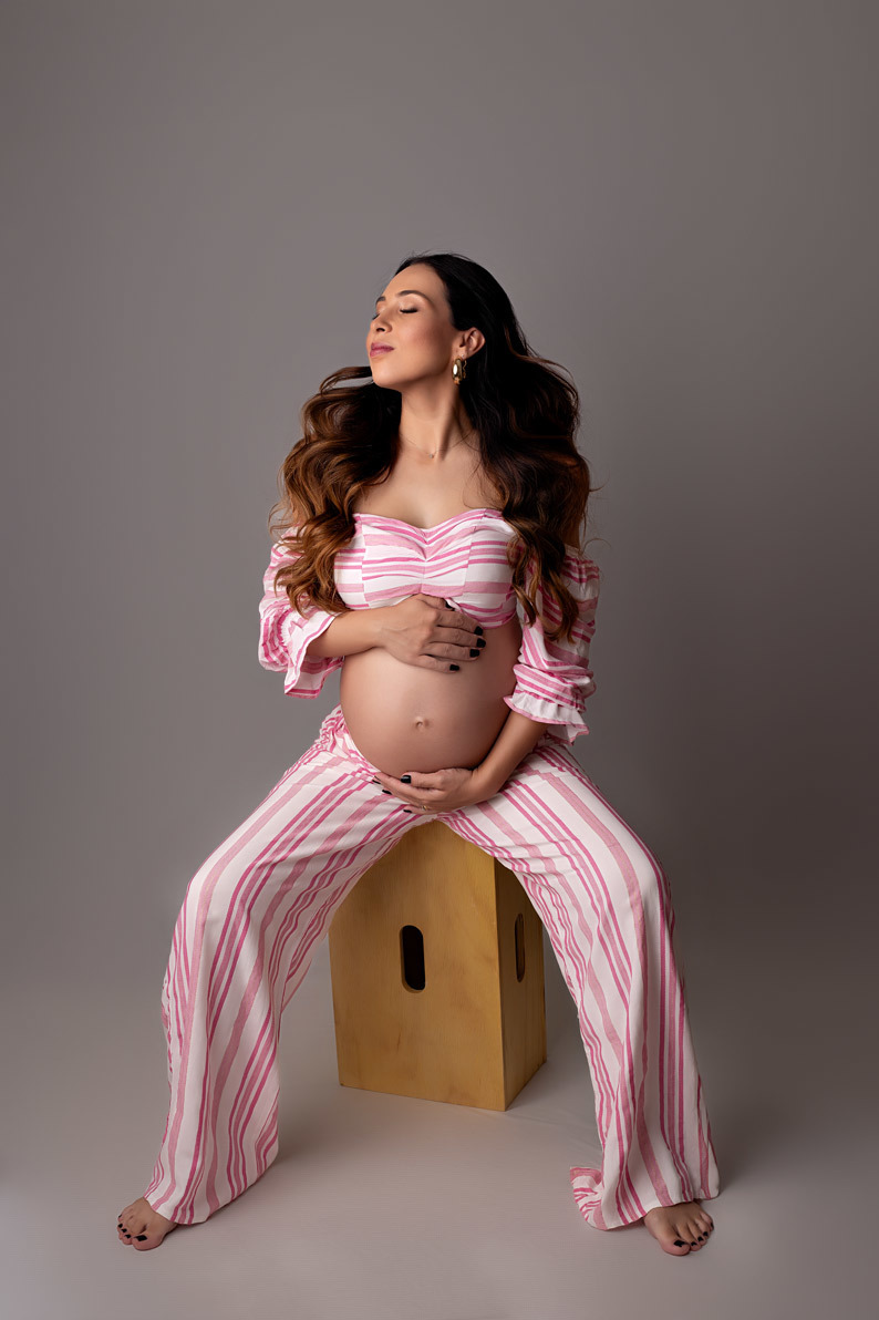 look cor de rosa para ensaio de gestanteAndreza Marks Fotógrafa de gestante book de gestante fotografia de gestante em estudio foto de gestante em estudio book fotografico de gestante ensaio fotografico de gestante  para gestante look para gestante 