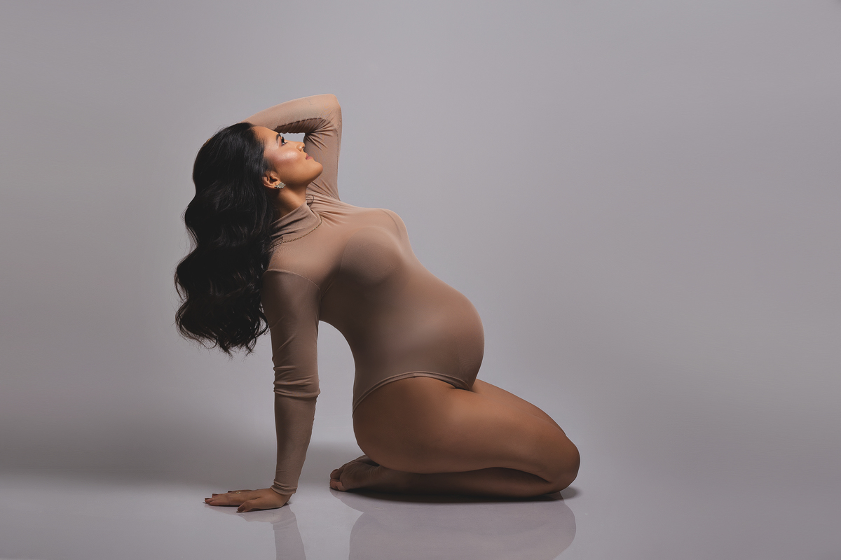fotografia de gestante em estudio ensaio fotografico em estudio fotografia de gravida em estudio pose para gestante gestante de body ensaio fotografico de gestante pose para gestante Andreza Marks Fotógrafa de gestante