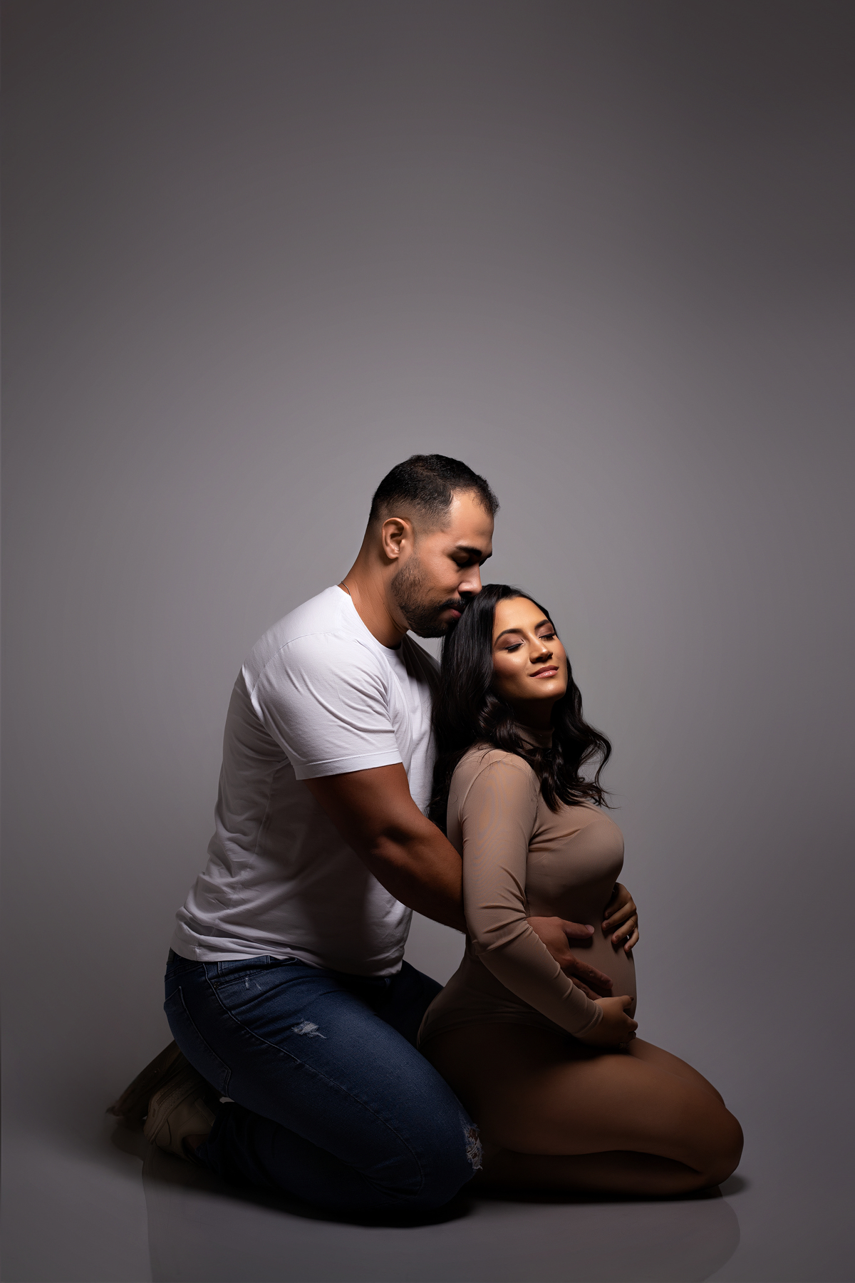 fotografia de gestante com marido pose para ensaio de gestante com marido pose para ensaio de gestante fotografia de gestante