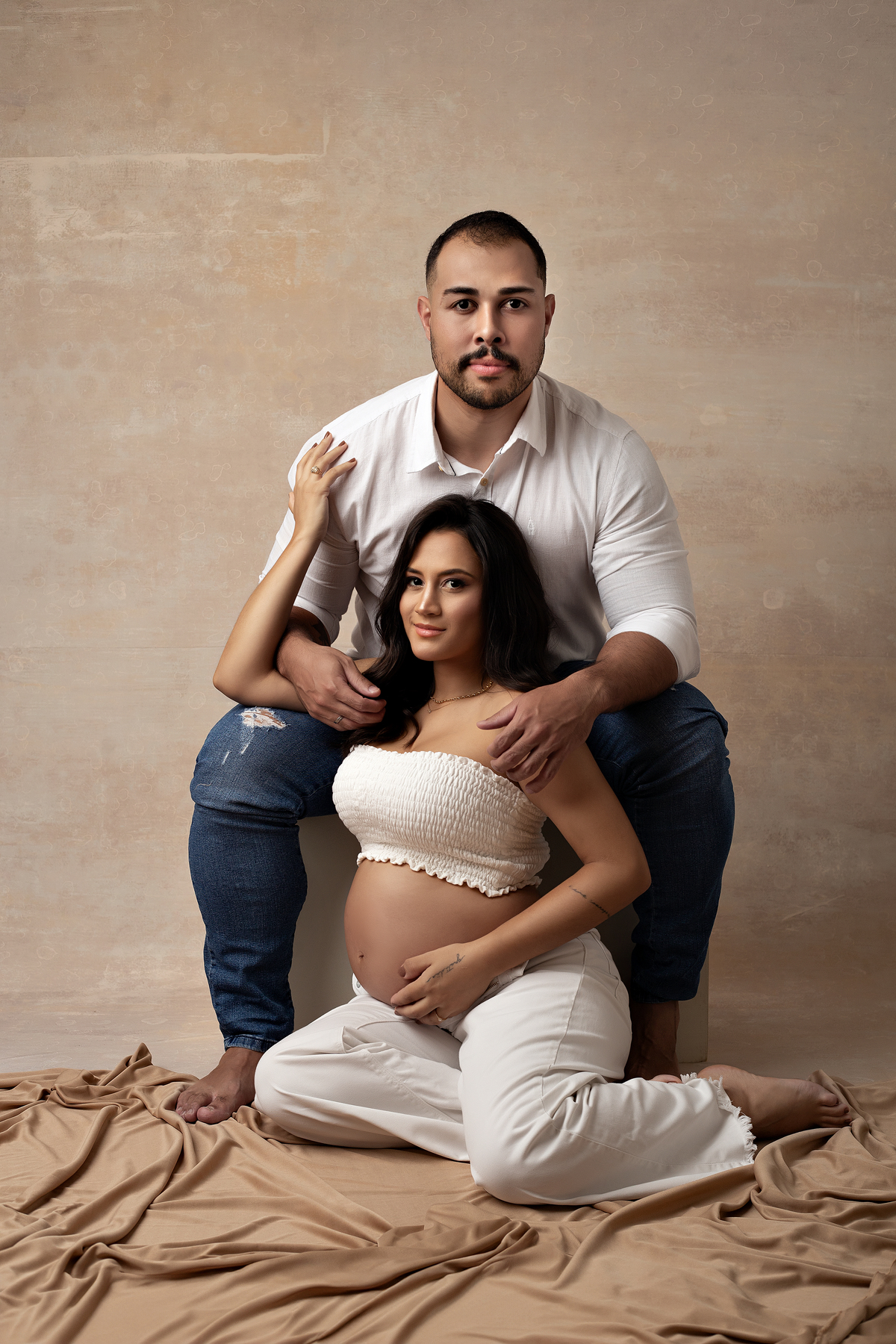 fotografia de gestante em estudio ensaio fotografico em estudio fotografia de gravida em estudio pose para gestante pose para gestante Andreza Marks Fotógrafa de gestante pose para casal ensaio de gestante casal 