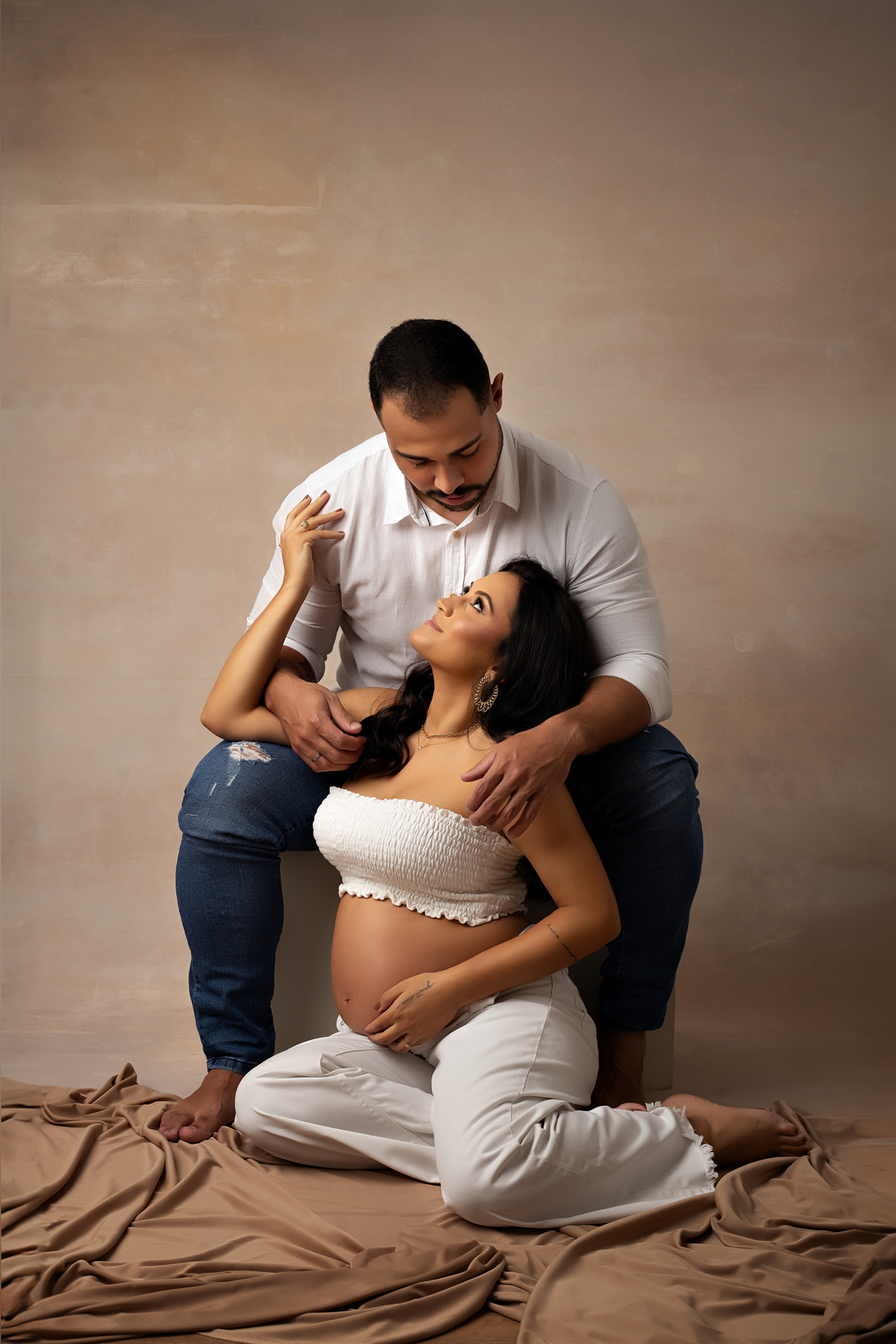 fotografia de gestante com marido pose para ensaio de gestante com marido pose para ensaio de gestante fotografia de gestante