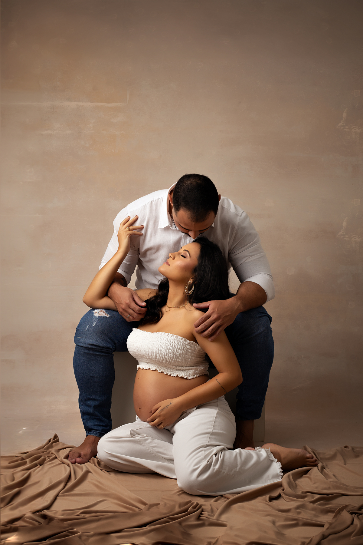 fotografia de gestante estudio fotografico de gestante ensaio fotografico de gestante
pose com marido gestante e marido 