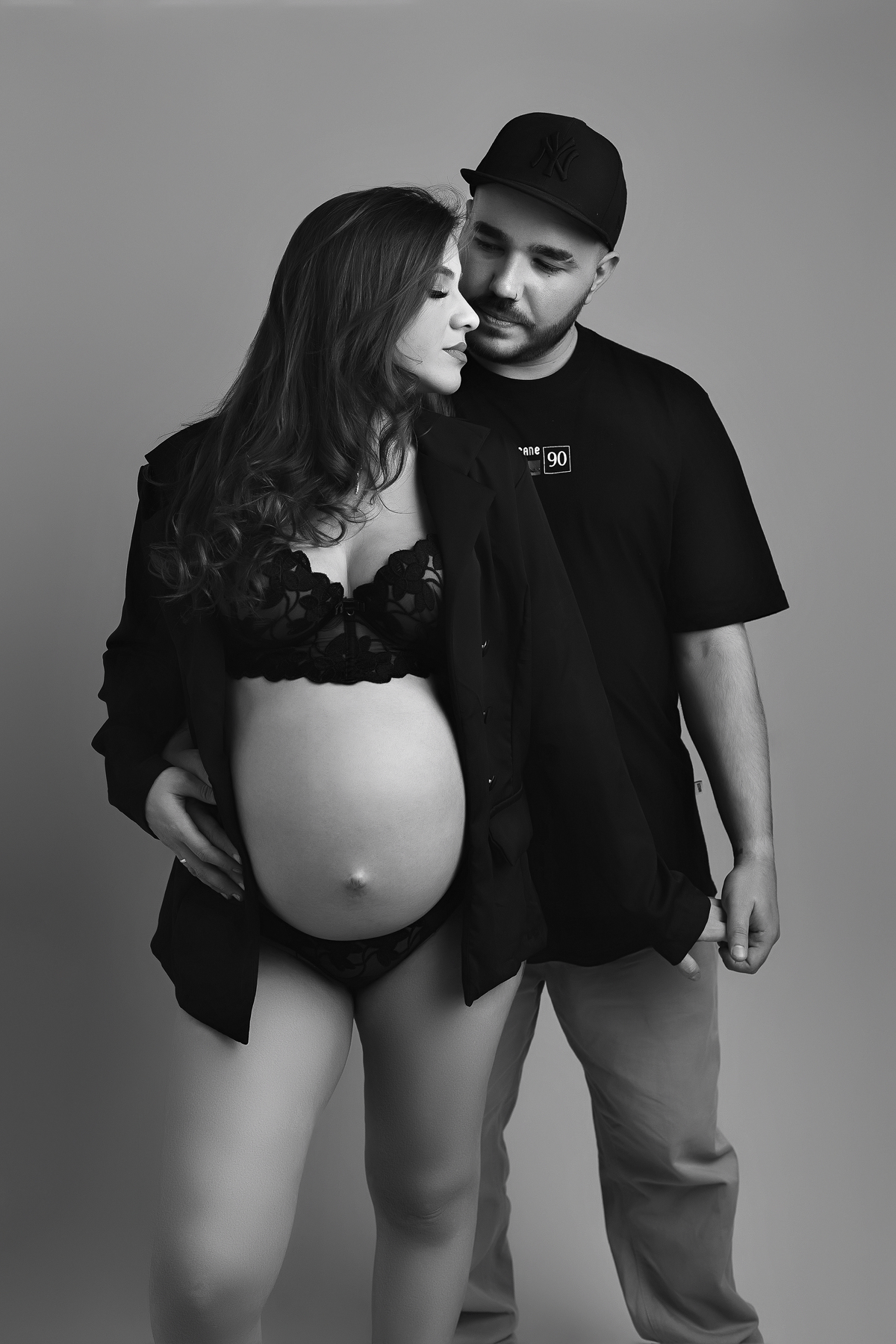 fotografia de gestante com marido pose para ensaio de gestante com marido pose para ensaio de gestante fotografia de gestante