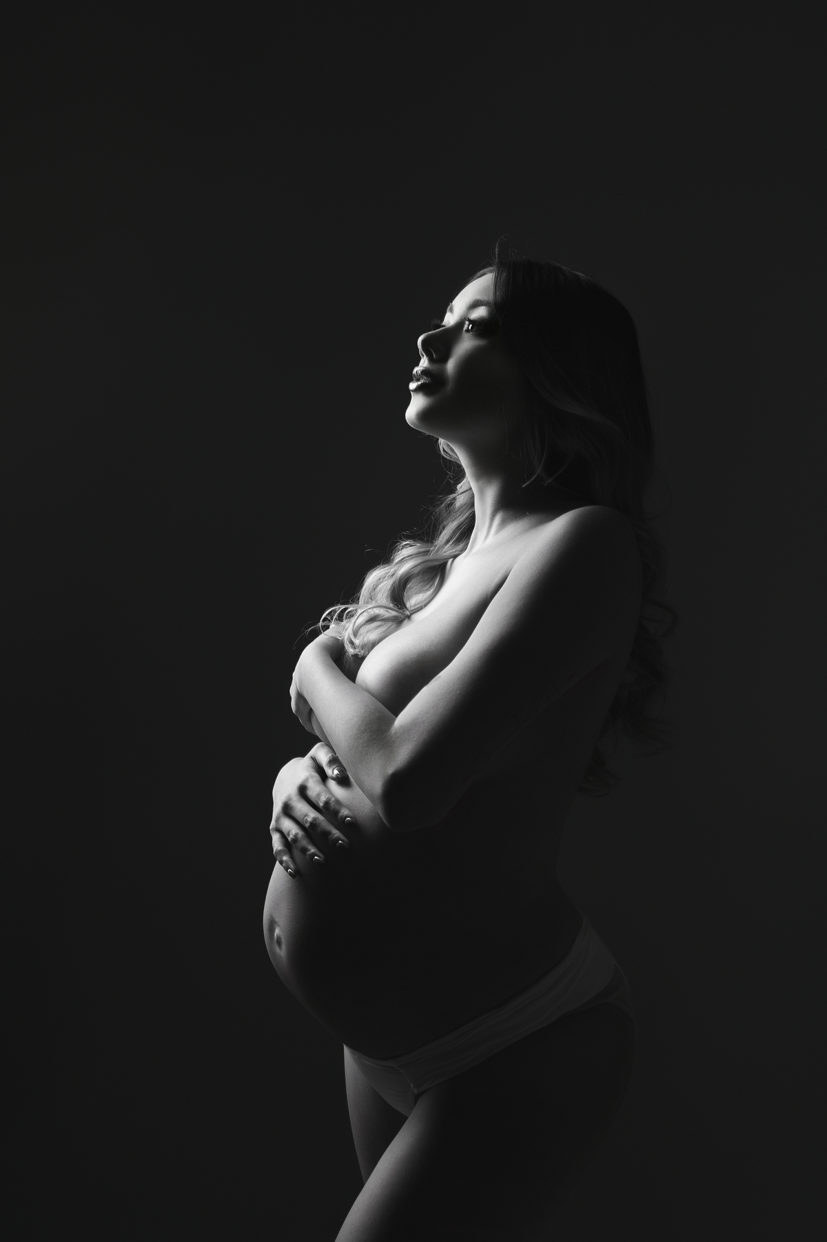 fotografia diferente de gestante, fotografia preto e branco gestante, pose para gestante, ideias de pose para gestante ensaio gestante estudio, 