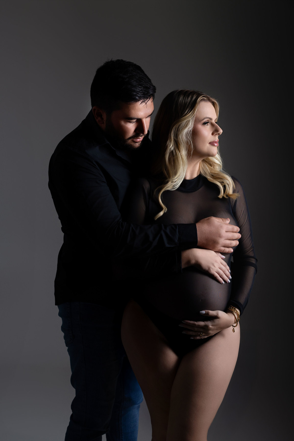 fotografía gestante casal, pose para ensaio gestante casal, fotografia gestante estudio 