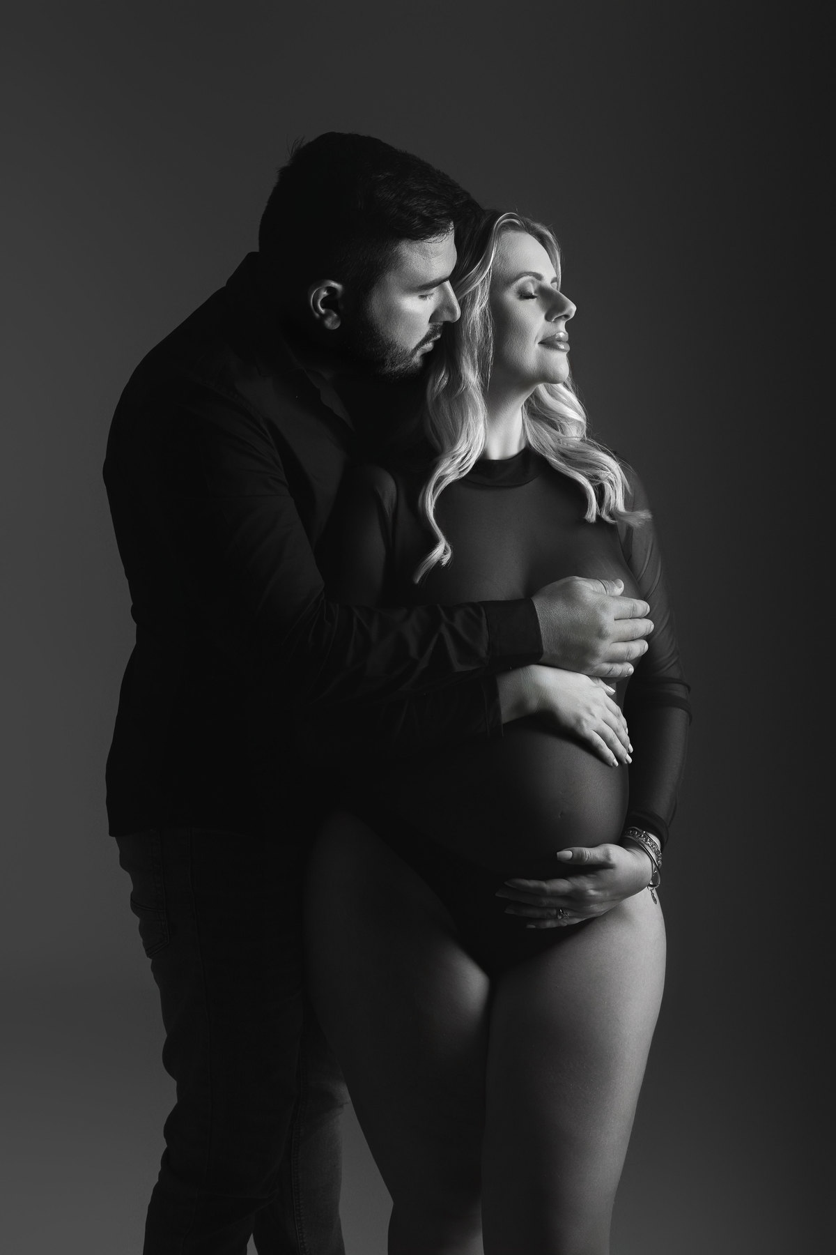 estudio para fotografia de gestante,  foto de casal ensaio gestante, pose para casal ensaio gestante, look para casal ensaio gestante 