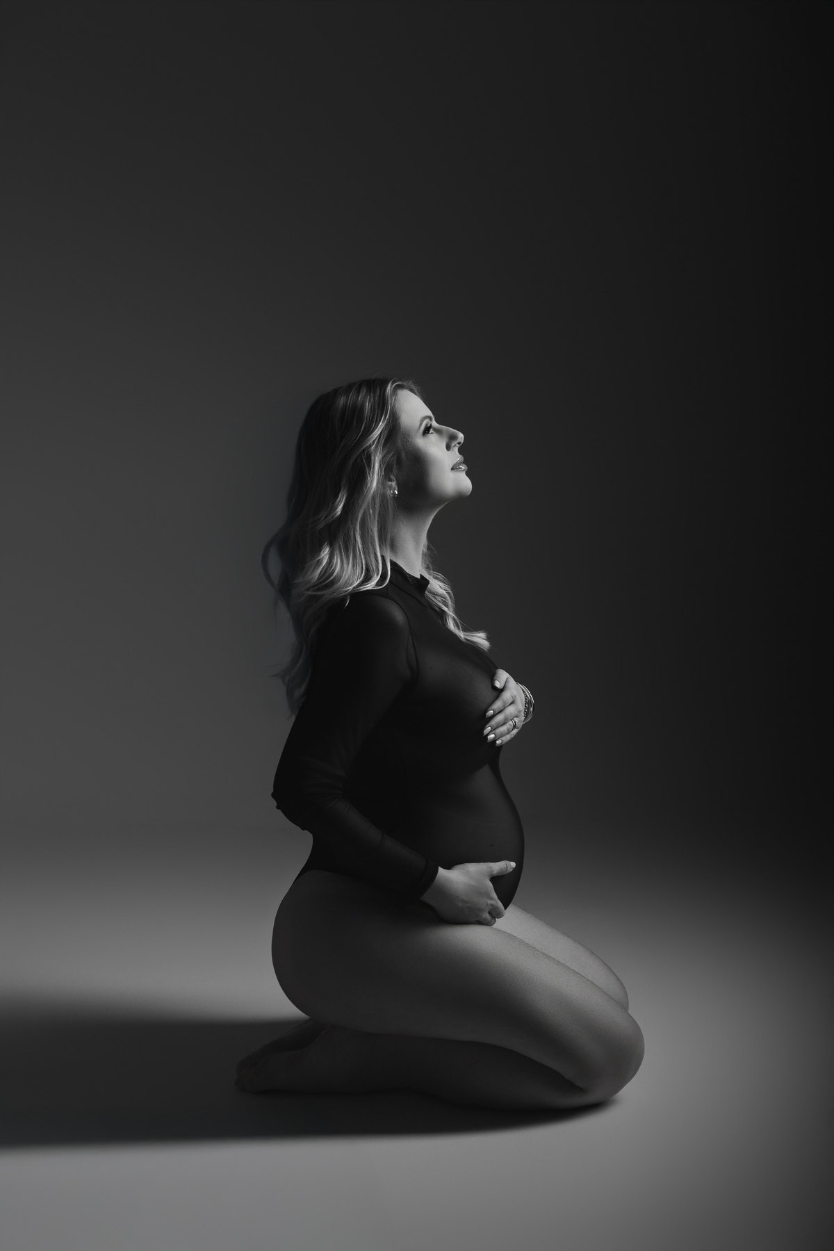 body preto gestante, body transparente para ensaio gestante, [ppose para gestante, 