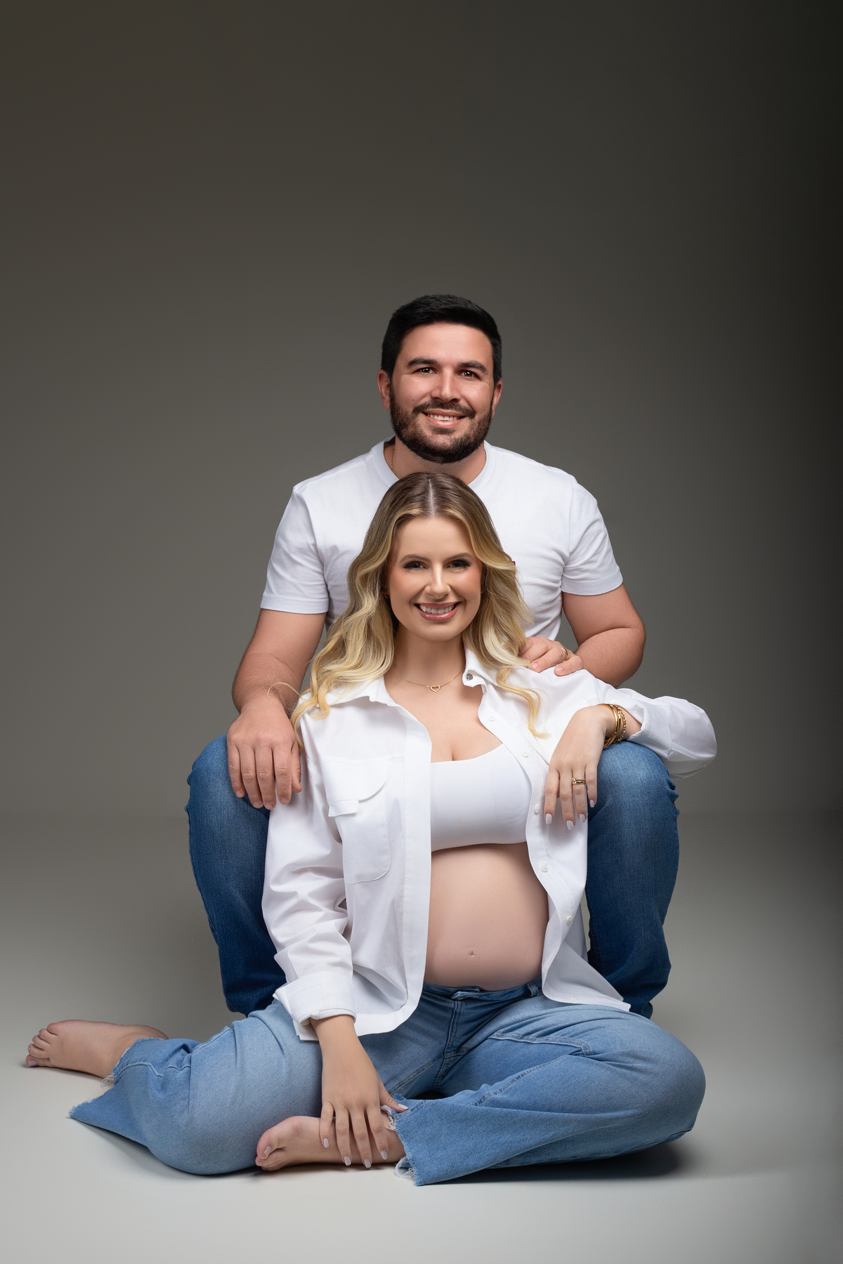 ideia de pose para casal gestante, fotografia clean casal, ensaio clean gestante