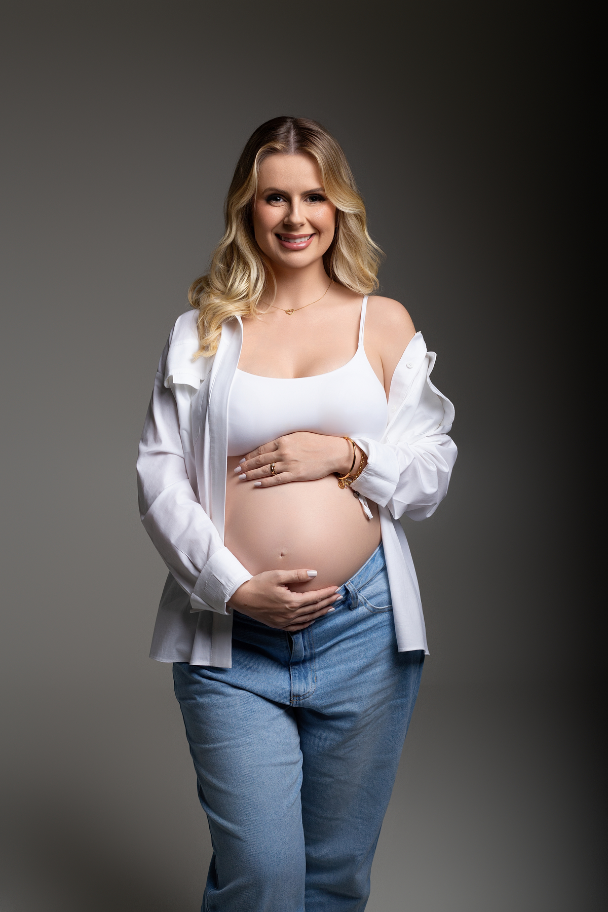 look camisa branca para fotografia, look com calca jeans fotografia gestante, camisa branca para gestante
