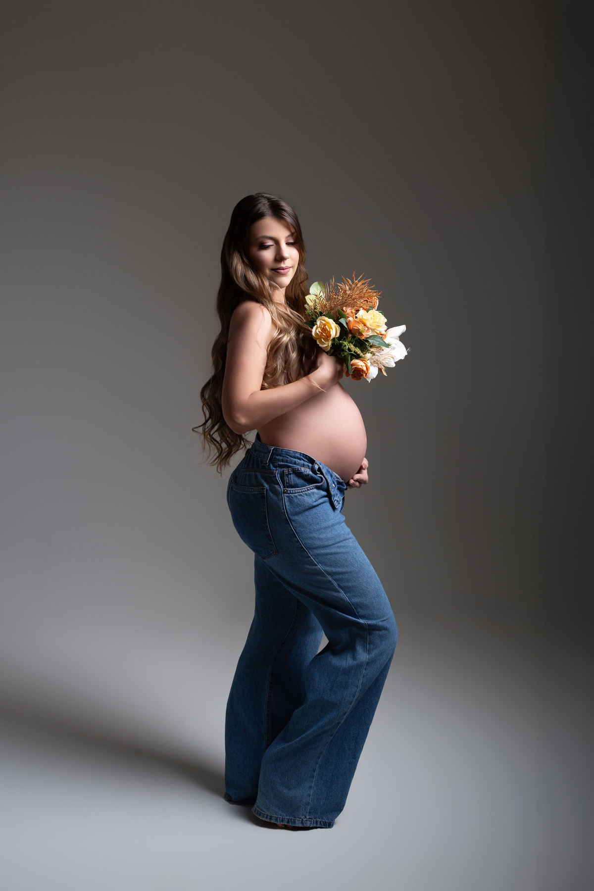 foto de gestante calca jeans, ensaio gestante, fotografia de gestante clean, 