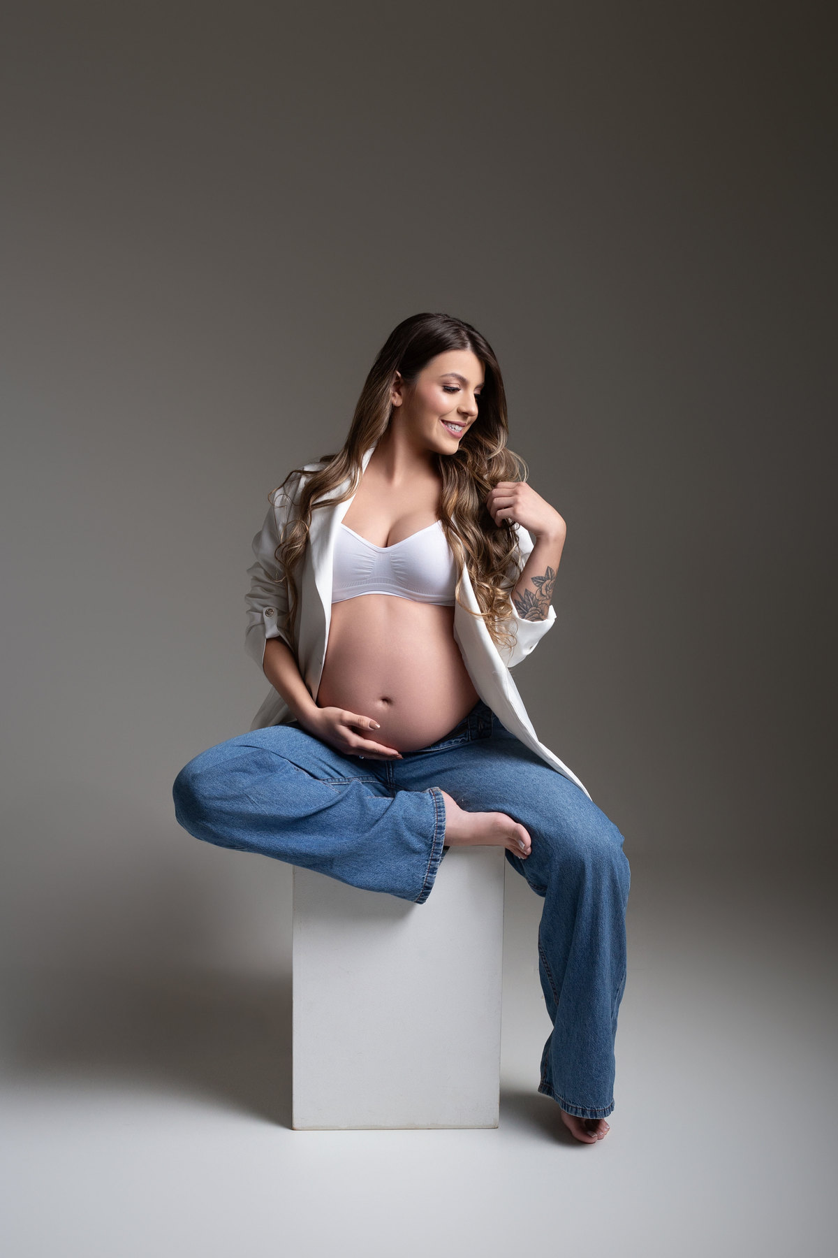 fotografia gestante moderna, look para ensaio de gestante, look clean para ensaio de gestante, blazer branco fotos de gestante