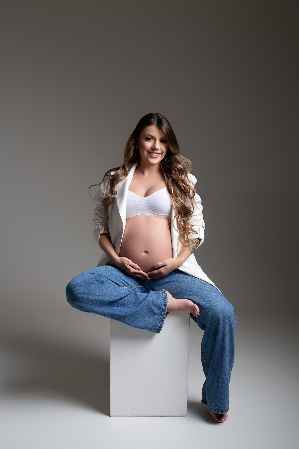 fotografia gestante moderna, look para ensaio de gestante, look clean para ensaio de gestante, blazer branco fotos de gestante