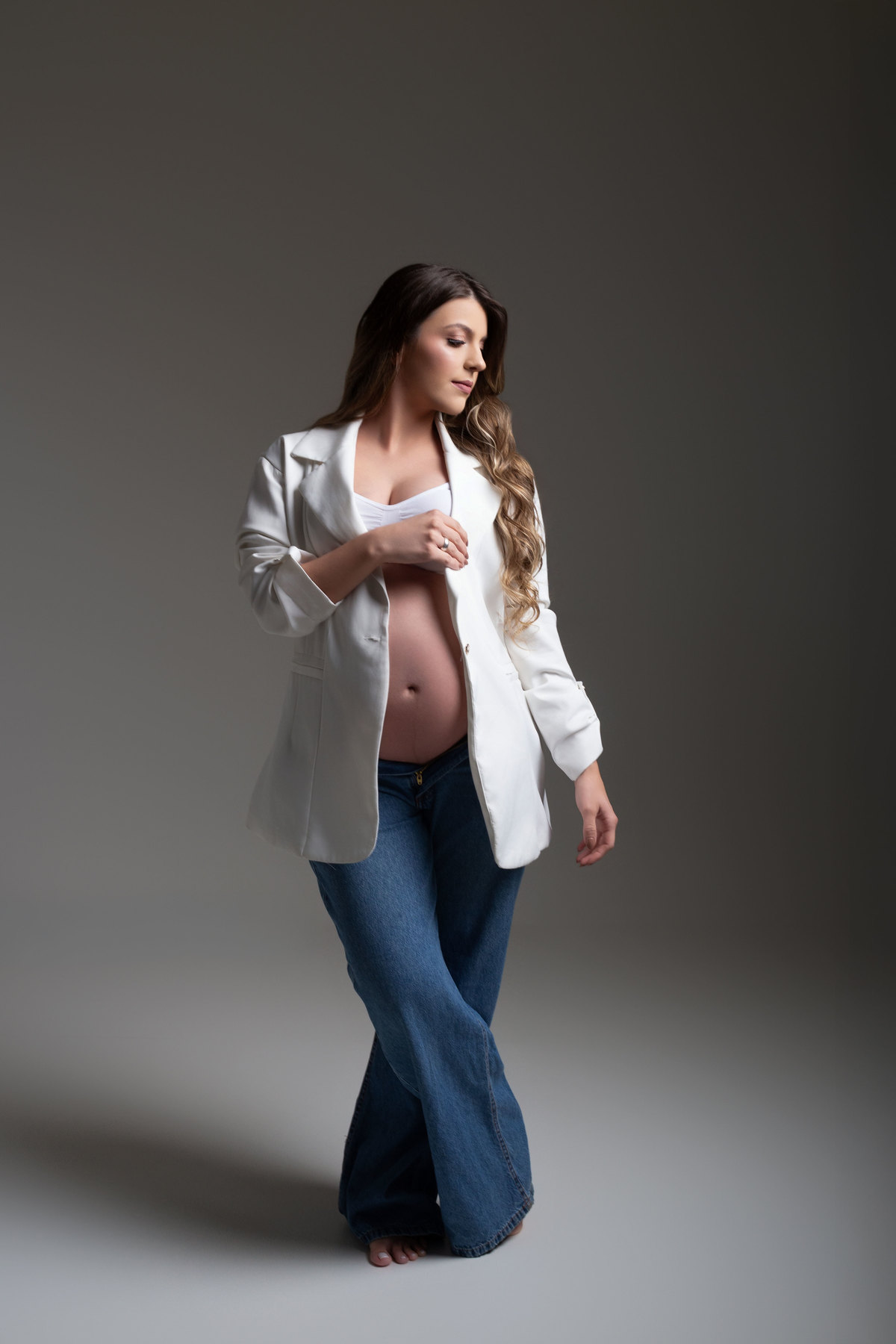 foto de gestante moderna, look para ensaio de gestante, pose de gestante com blazer, lazer branco para ensaio gestante, 