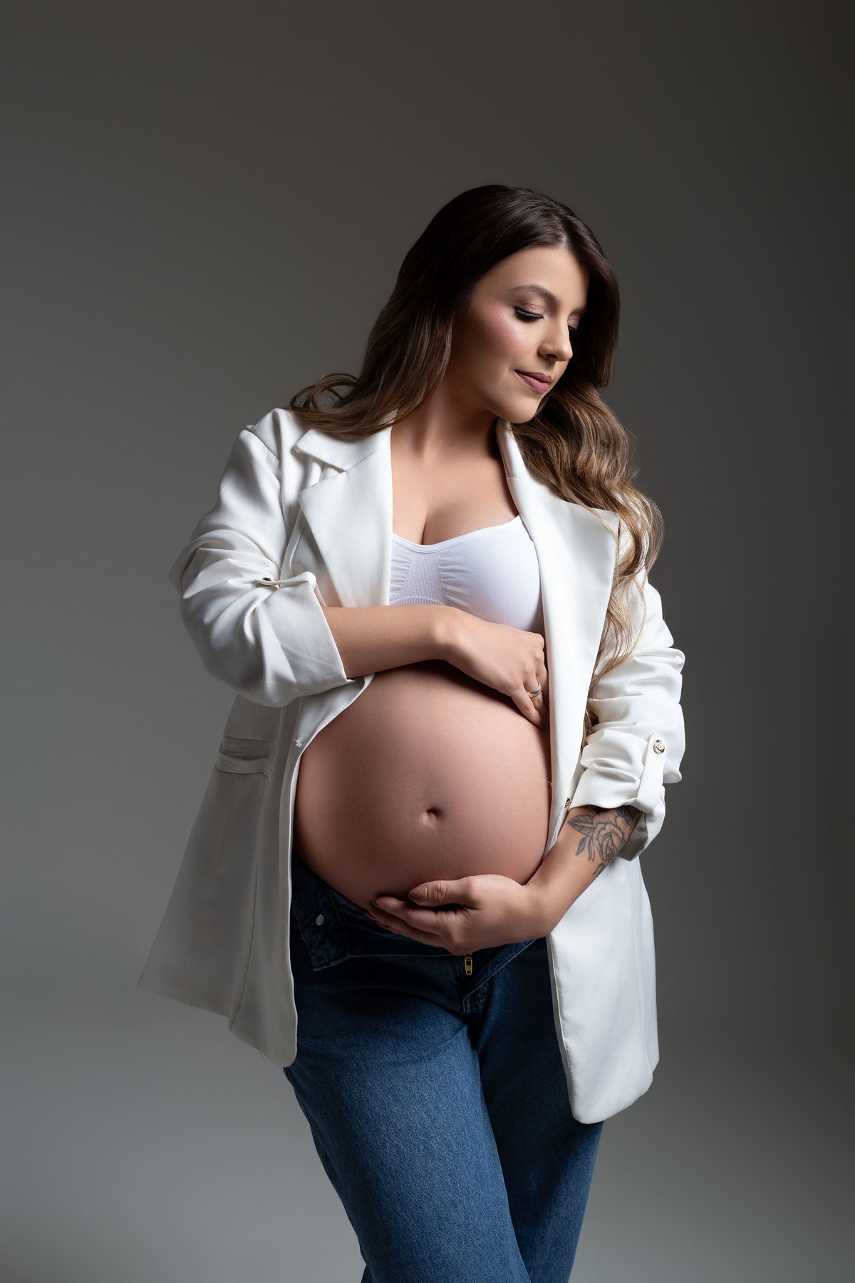 estudio fotografico ensaio gestante, pose para ensaio de gestante, look para ensaio de gestante, look clean ensaio de gestante 