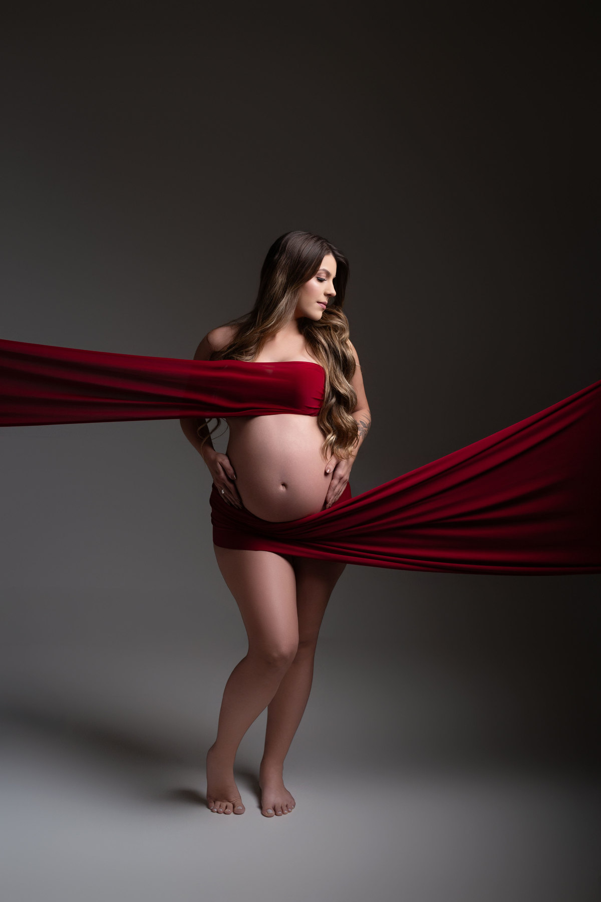 foto de gestante com tecido, foto de gestante com tecido vermelho, ideias criativas com tecido para foto de gestante, 