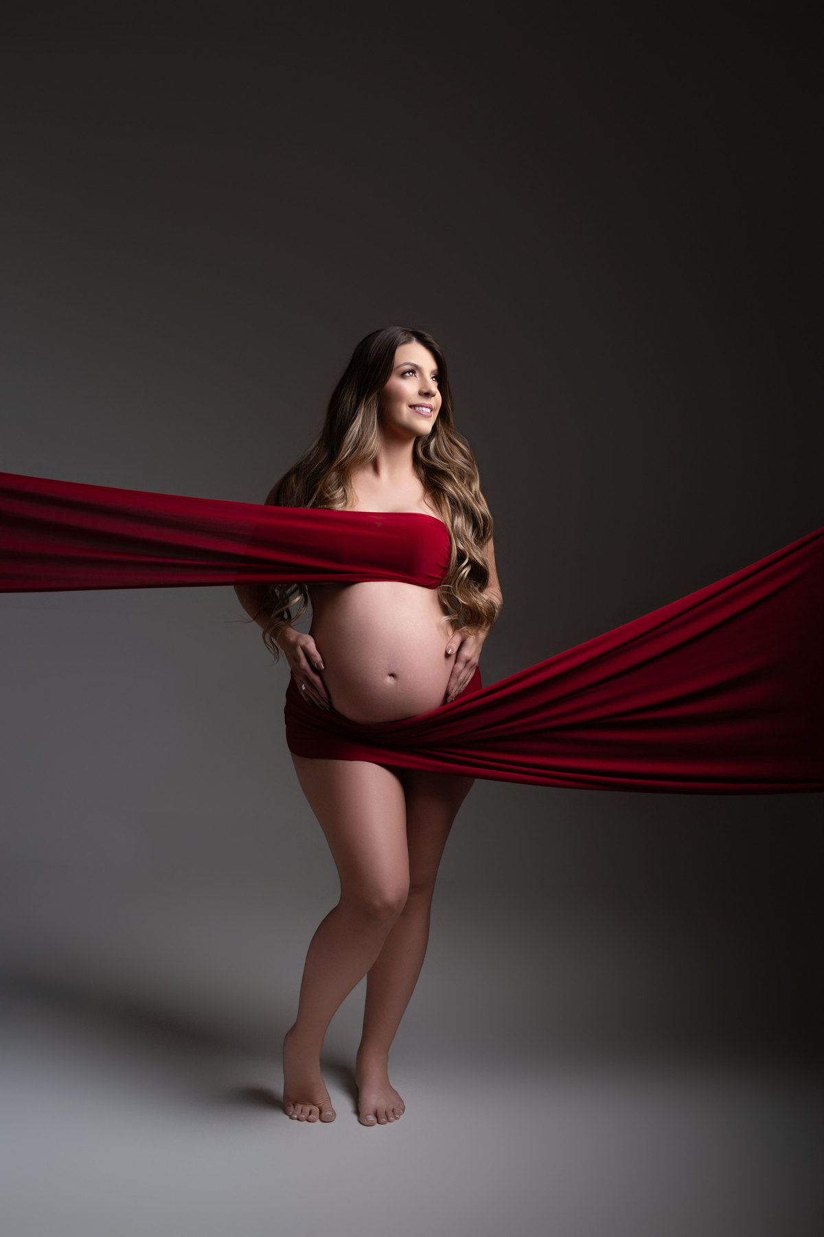 fotos diferentes de gestante, fotos criativas gestante, ensaio fotográfico gestante, ensaio com tecido gestante 