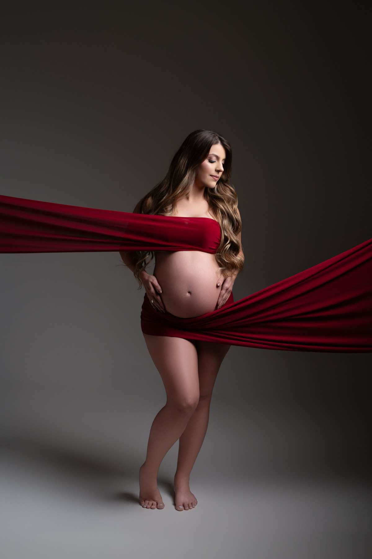 foto de gestante com tecido, foto de gestante com tecido vermelho, ideias criativas com tecido para foto de gestante, 