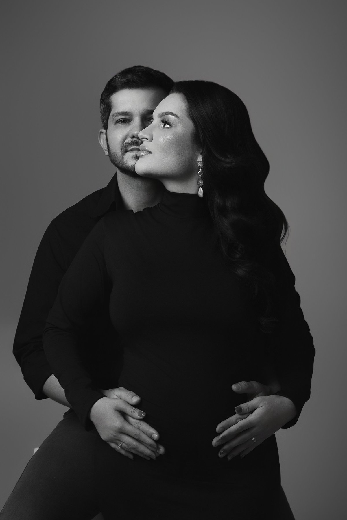 foto de gestante com marido, pose de gestante com marido, ensaio de gestante clean, pose para ensaio gestante casal, 