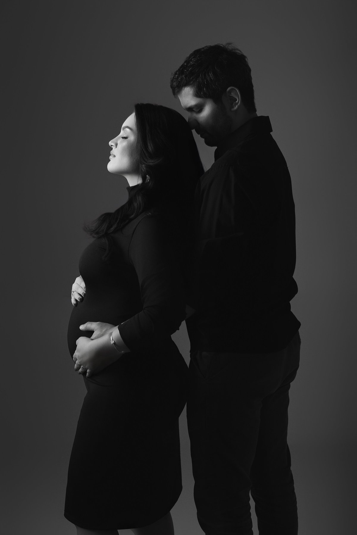 pose de gestante com marido, ensaio de gestante com marido, pose para fotografia de gestante, look clean para ensaio de gestante, pose para ensaio gestante casal, 