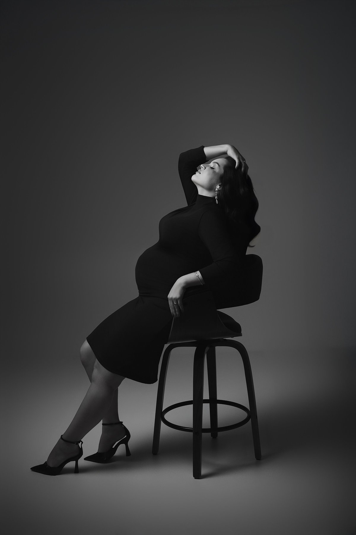 pose para gestante clean, pose para ensaio de gestante sentada, look para ensaio de gestsante clean 