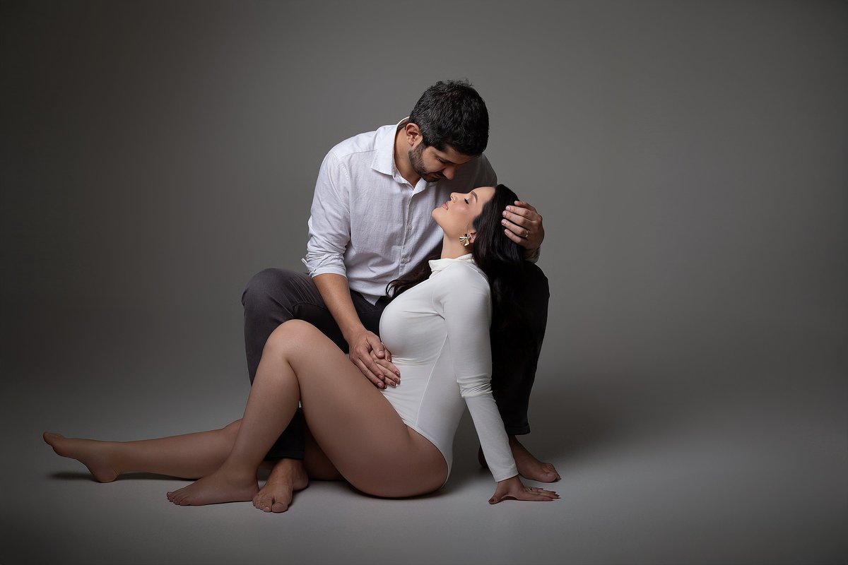 pose para ensaio gestante marido, pose para ensaio gestante casal, look para ensaio gestante clean, look para marido ensaio gestante 