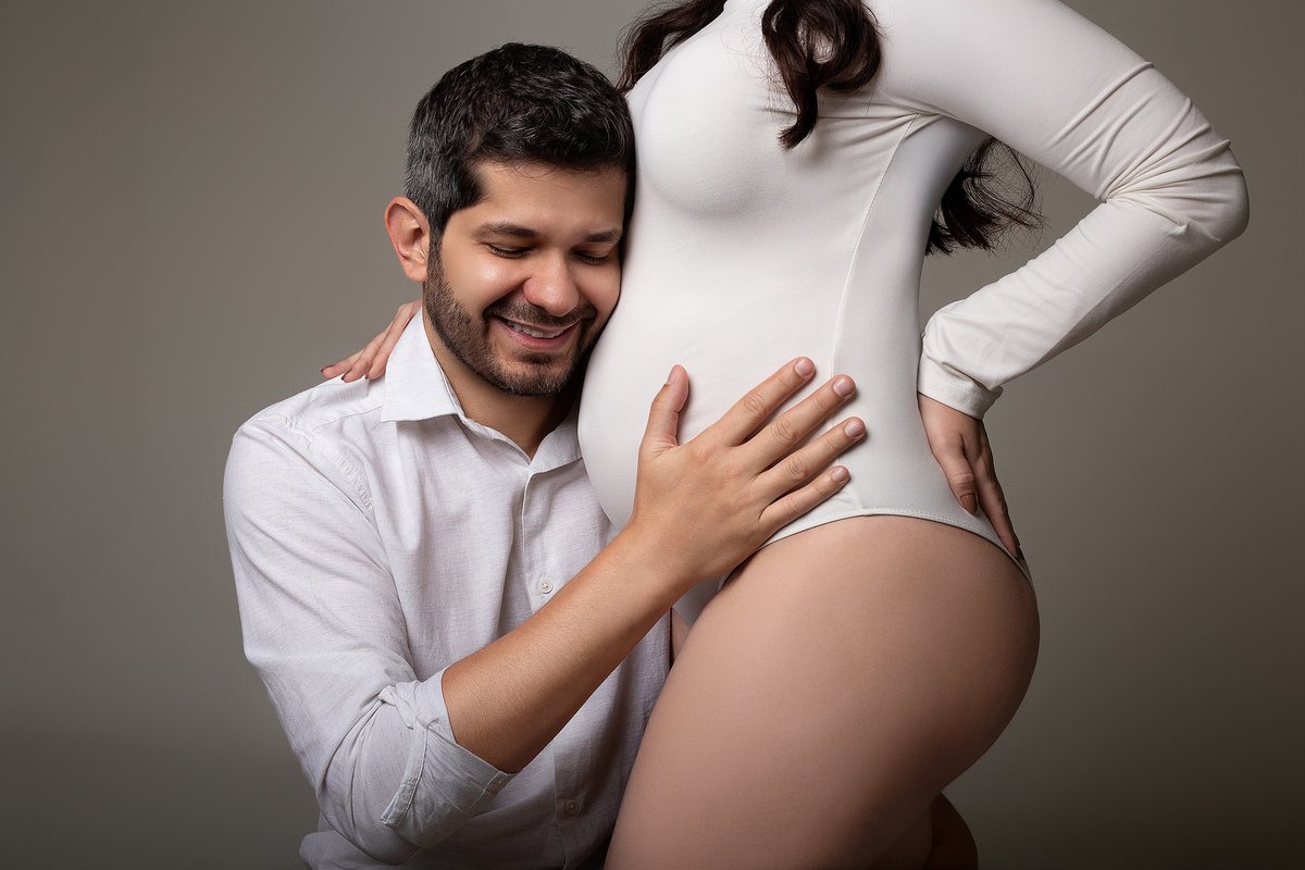 pose para ensaio de gestante, pose pai marido abraçando a barriga, look para ensaio de gestante marido 