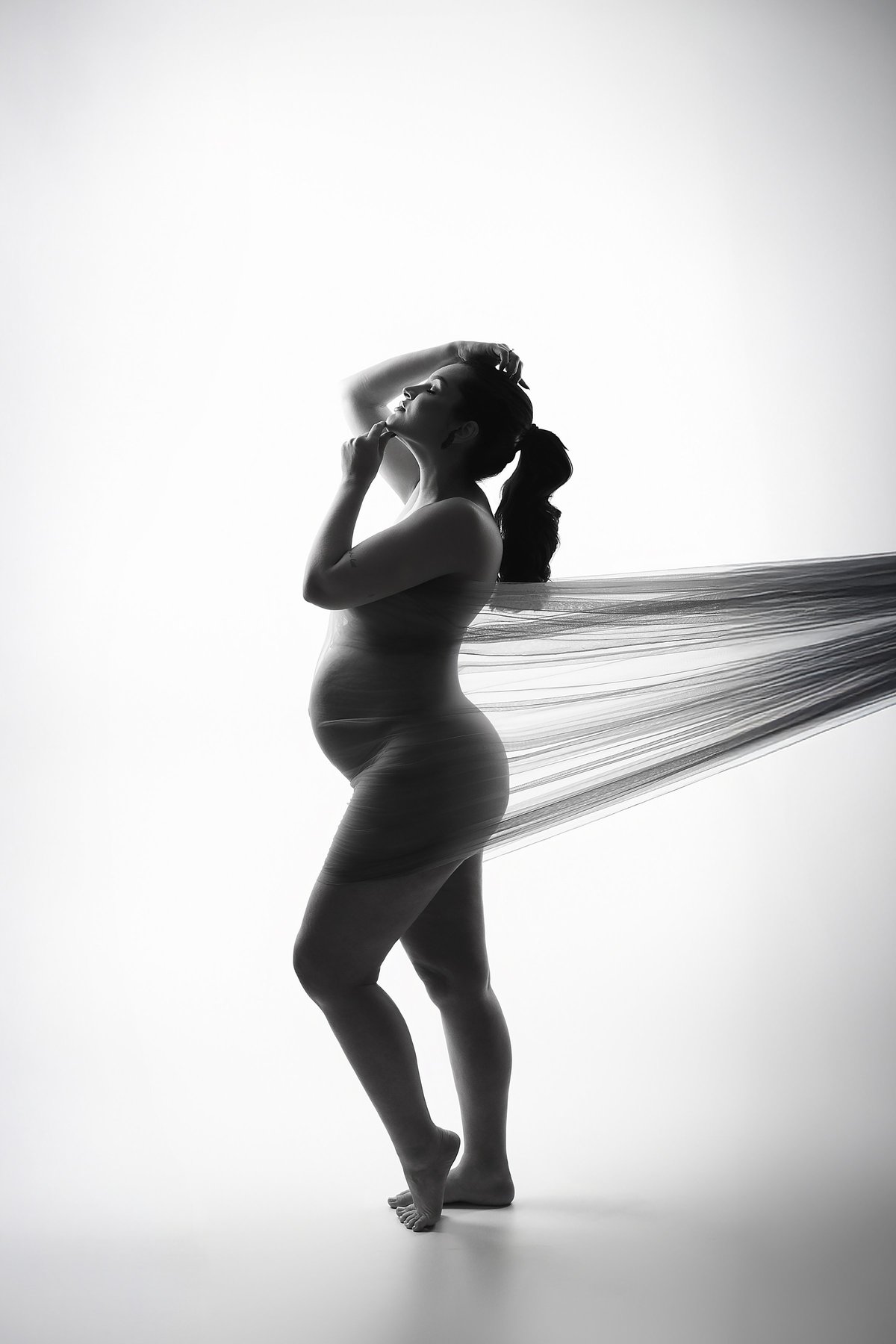 pose para gestante, fotografia de silhueta gestante, fotografia com tule gestante, pose com tecido ensaio gestante 