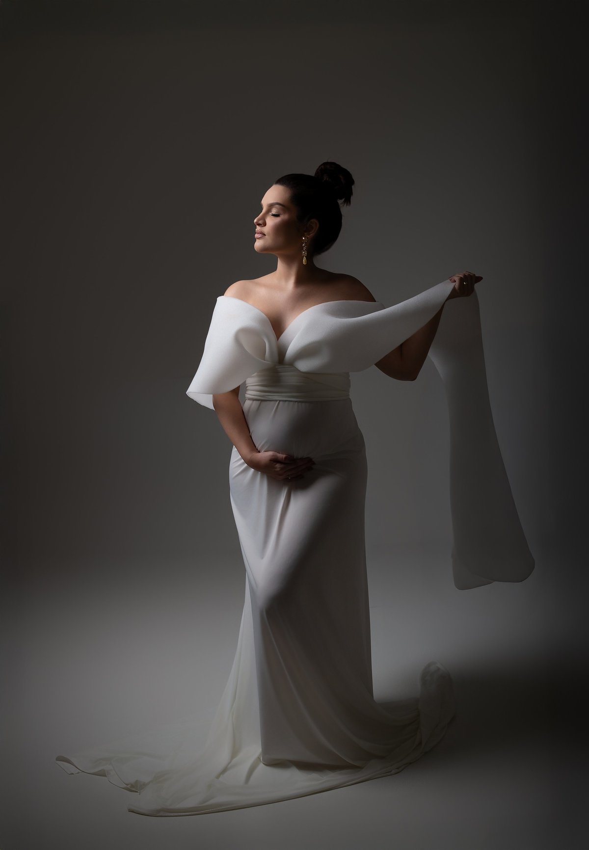 vestido branco para gestante, look elegante para fotografia de gestante, cabelo preso para foto de gestante penteado para foto de gestante, vestido diva para gestante 