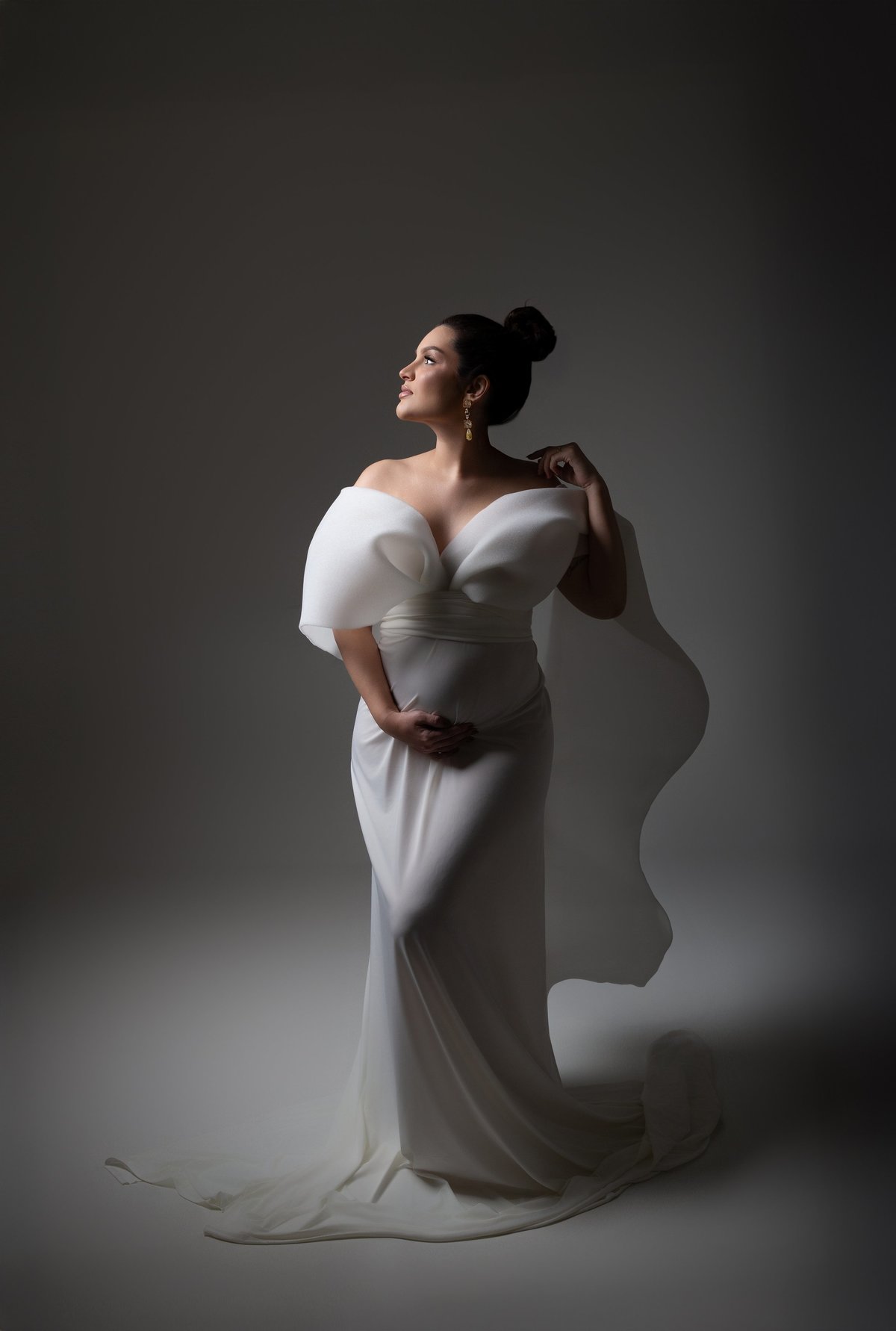 pose para gestante, vestido para ensaio de gestante, look elegante para ensaio de gestante, fotografia de gestante elegante, penteado para ensaio de gestante